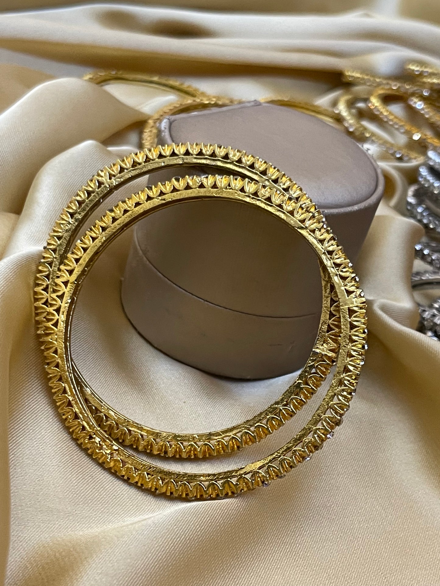 2 Pcs Stylish Pair of Bangles