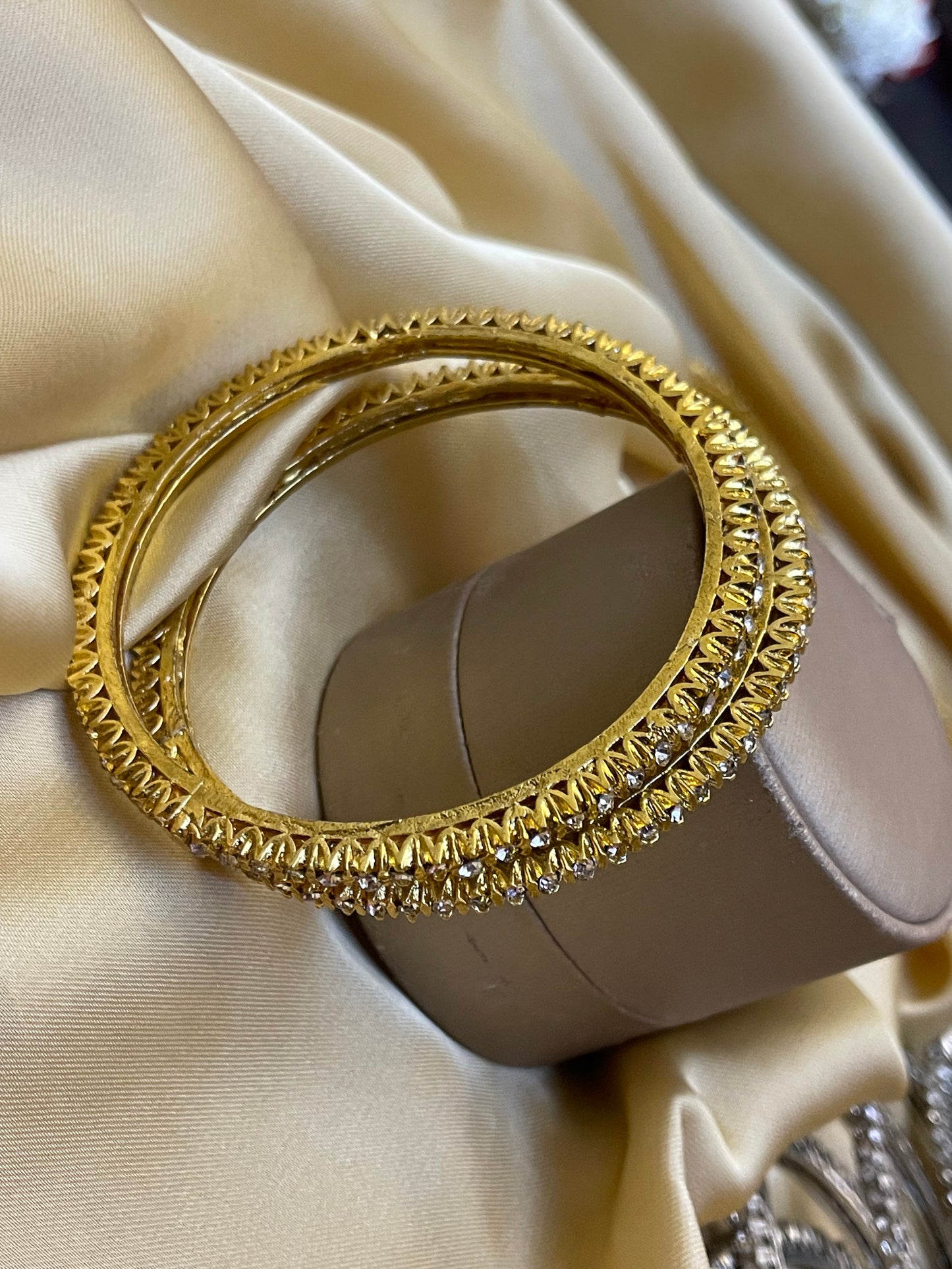 2 Pcs Stylish Pair of Bangles
