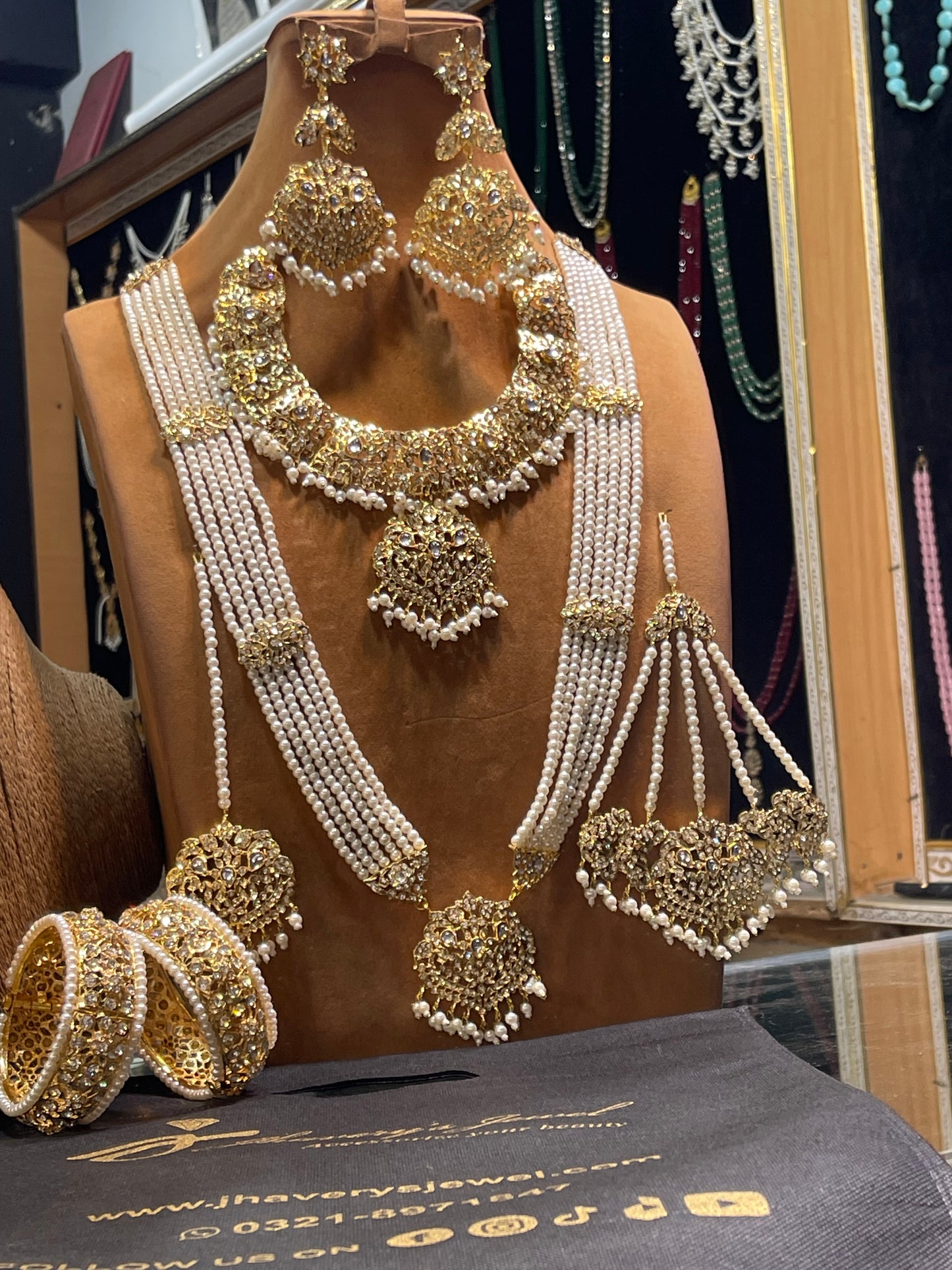 Hyderabadi Bridal Neckalce In Golden White